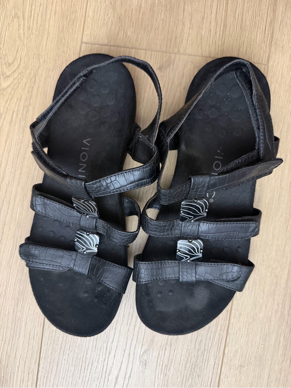 Vionic Black Strappy Comfort Sandals size 8